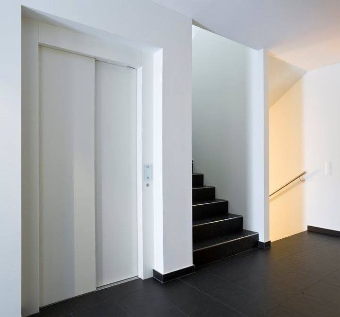 Senkrechtlift neben Treppenhaus
