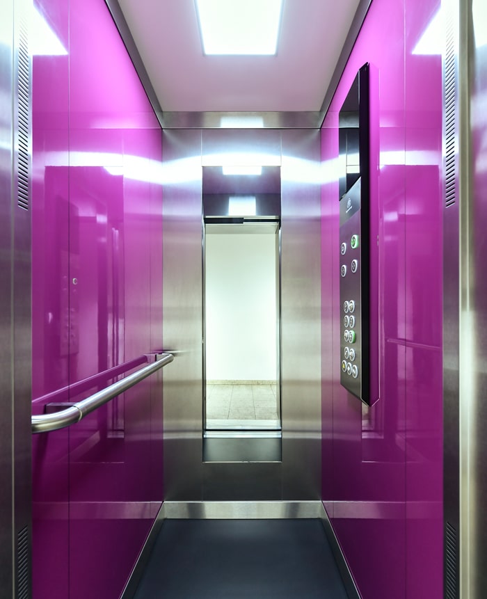 TKE Aufzug bunt lila